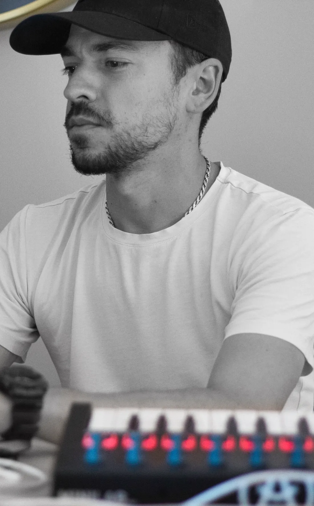 Marc Aubry, fondateur du Studio de l'Étang, au travail